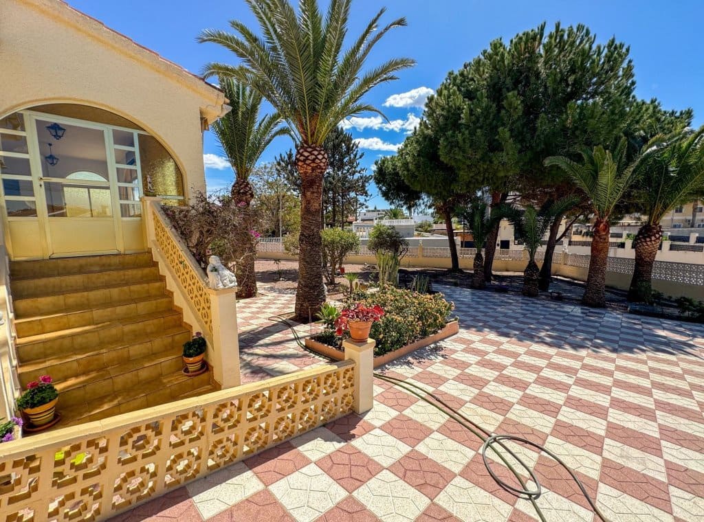 3 bedroom Villa for rent in Ciudad Quesada with pool garage - € 2,000 (Ref: 9148747)