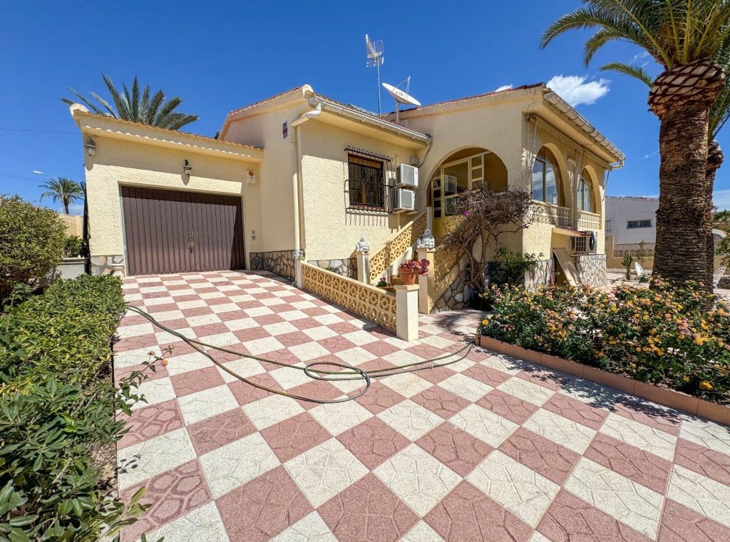 3 bedroom Villa for rent in Ciudad Quesada with pool garage - € 2,000 (Ref: 9148747)