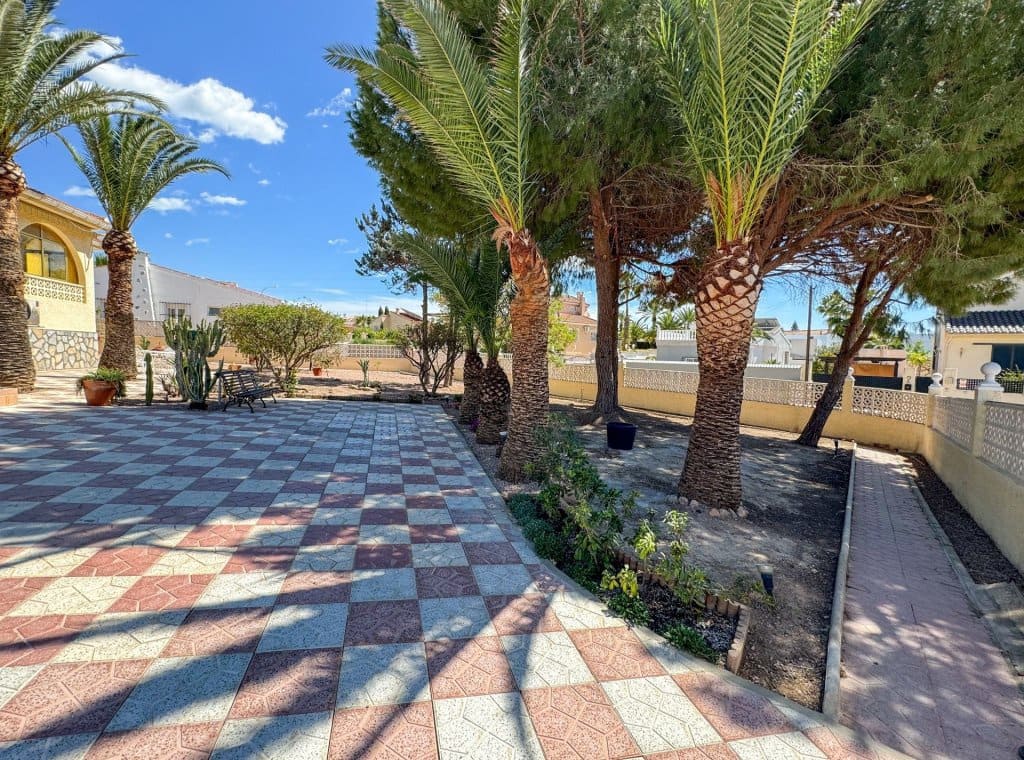 3 bedroom Villa for rent in Ciudad Quesada with pool garage - € 2,000 (Ref: 9148747)