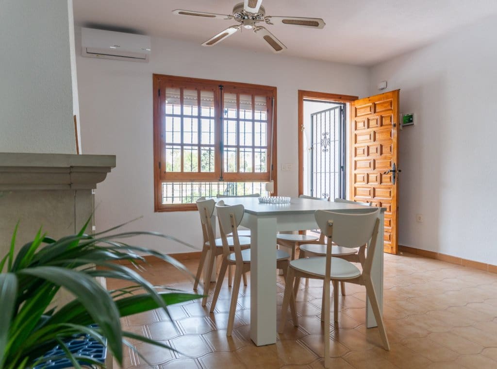 3 soveværelse Villa til leje i Villamartin med swimmingpool - € 1.600 (Ref: 9197382)