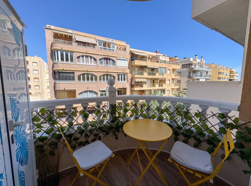 2 soverom Leilighet til leie i Torrevieja - € 875 (Ref: 9200199)