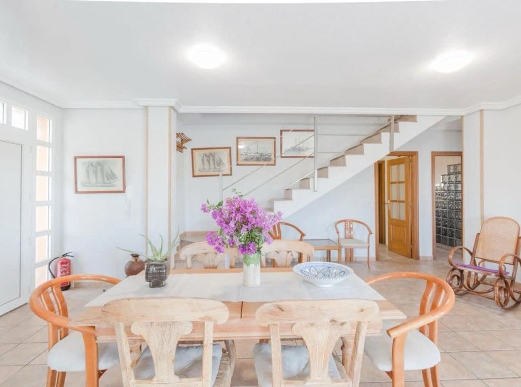 5 bedroom Villa for rent in Torrevieja with pool garage - € 2,600 (Ref: 9202073)