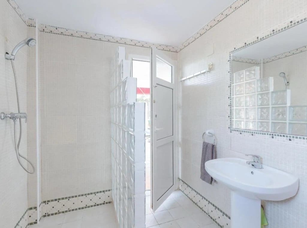 5 bedroom Villa for rent in Torrevieja with pool garage - € 2,600 (Ref: 9202073)