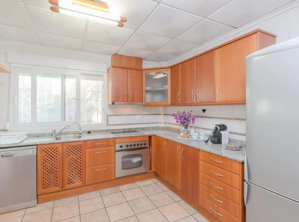 5 bedroom Villa for rent in Torrevieja with pool garage - € 2,600 (Ref: 9202073)