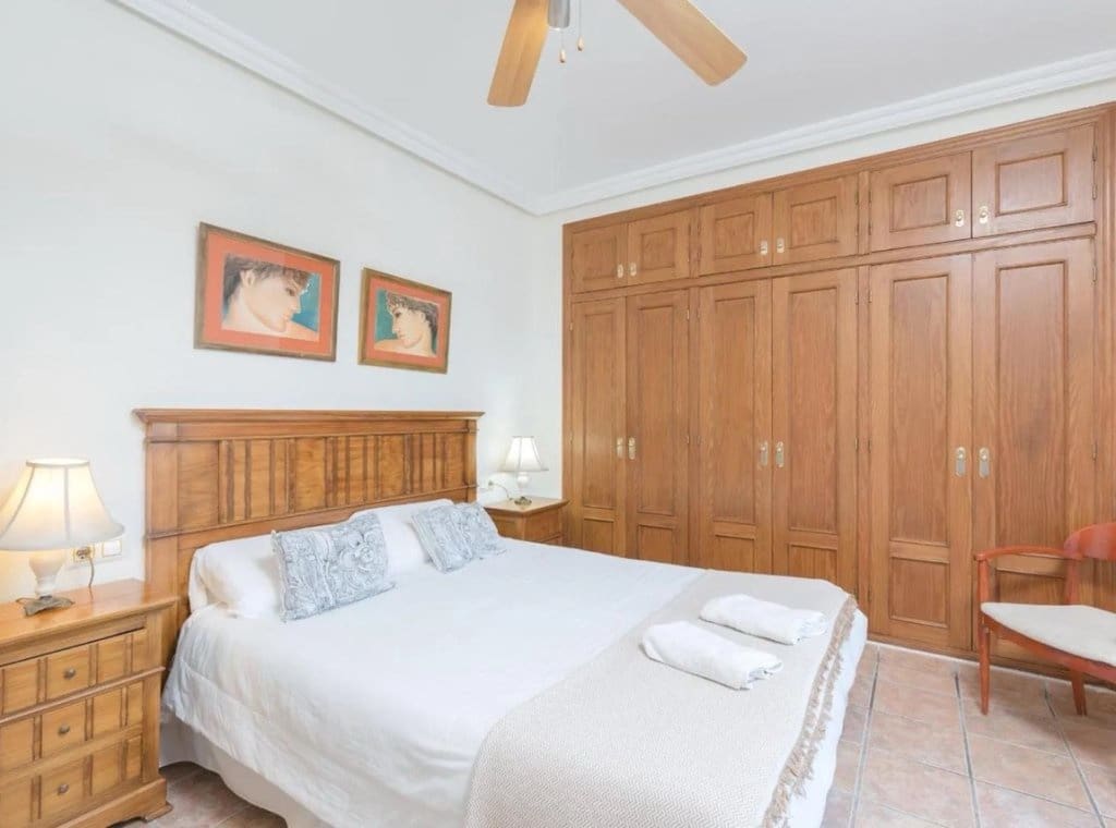 5 bedroom Villa for rent in Torrevieja with pool garage - € 2,600 (Ref: 9202073)