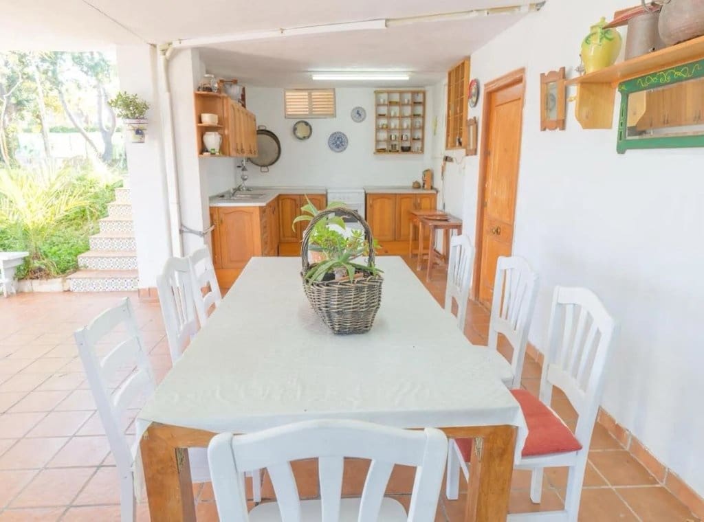 5 bedroom Villa for rent in Torrevieja with pool garage - € 2,600 (Ref: 9202073)
