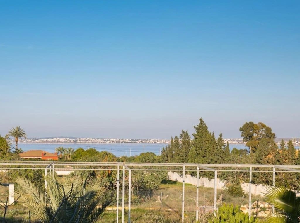 5 bedroom Villa for rent in Torrevieja with pool garage - € 2,600 (Ref: 9202073)