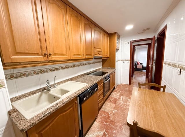 3 bedroom Apartment for rent in Centro - Muelle Pesquero, Torrevieja with garage - € 1,100 (Ref: 9211692)