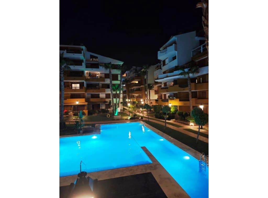 2 slaapkamer Strandappartement te huur in Orihuela Costa met zwembad garage - € 1.000 (Ref: 9211694)