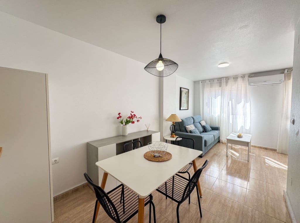 Apartamento de 1 habitación en Torrevieja en alquiler con piscina - 700 € (Ref: 9219541)