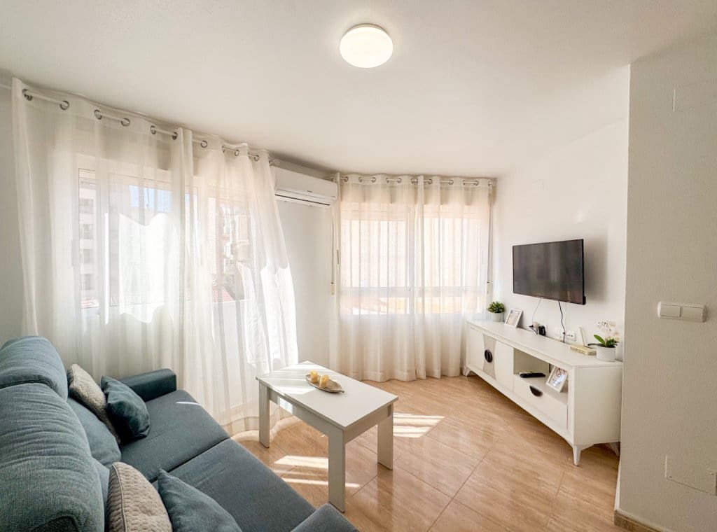Apartamento de 1 habitación en Torrevieja en alquiler con piscina - 700 € (Ref: 9219541)