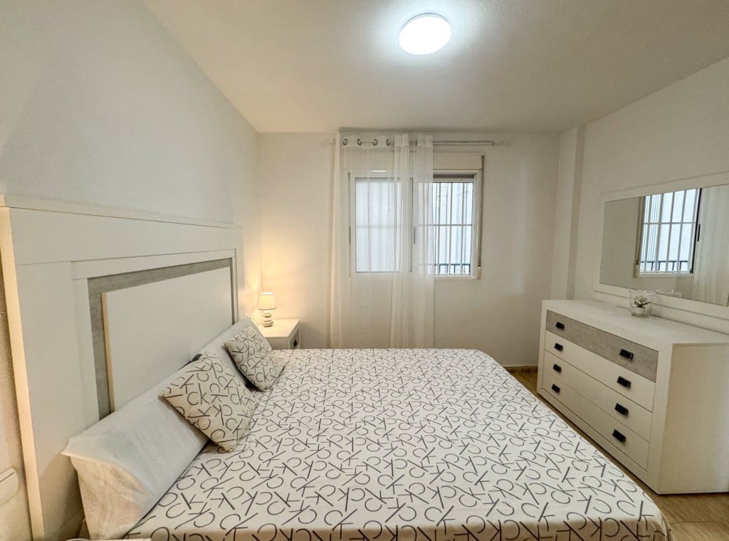 Apartamento de 1 habitación en Torrevieja en alquiler con piscina - 700 € (Ref: 9219541)