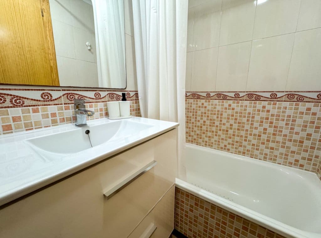 Apartamento de 1 habitación en Torrevieja en alquiler con piscina - 700 € (Ref: 9219541)
