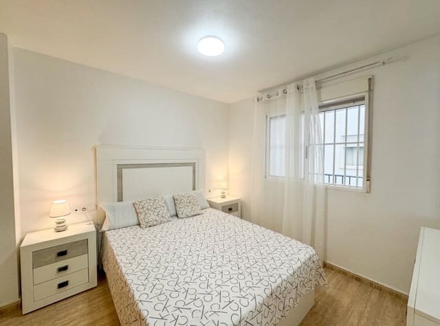 Apartamento de 1 habitación en Torrevieja en alquiler con piscina - 700 € (Ref: 9219541)