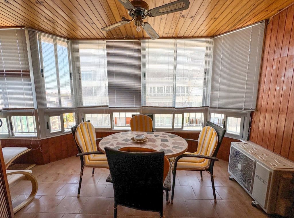 2 soverom Strandleiligheter til leie i Torrevieja med svømmebasseng - € 800 (Ref: 9239459)