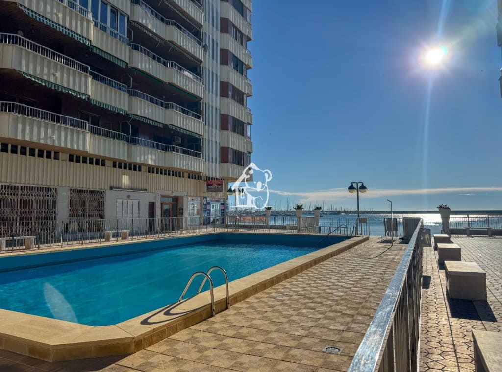 2 soverom Strandleiligheter til leie i Torrevieja med svømmebasseng - € 800 (Ref: 9239459)