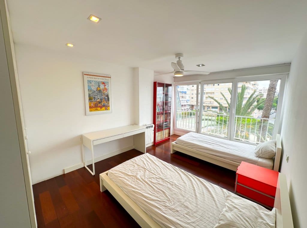 Appartement de 4 chambres à louer à Torrevieja avec piscine garage - 2 100 € (Ref: 9256611)