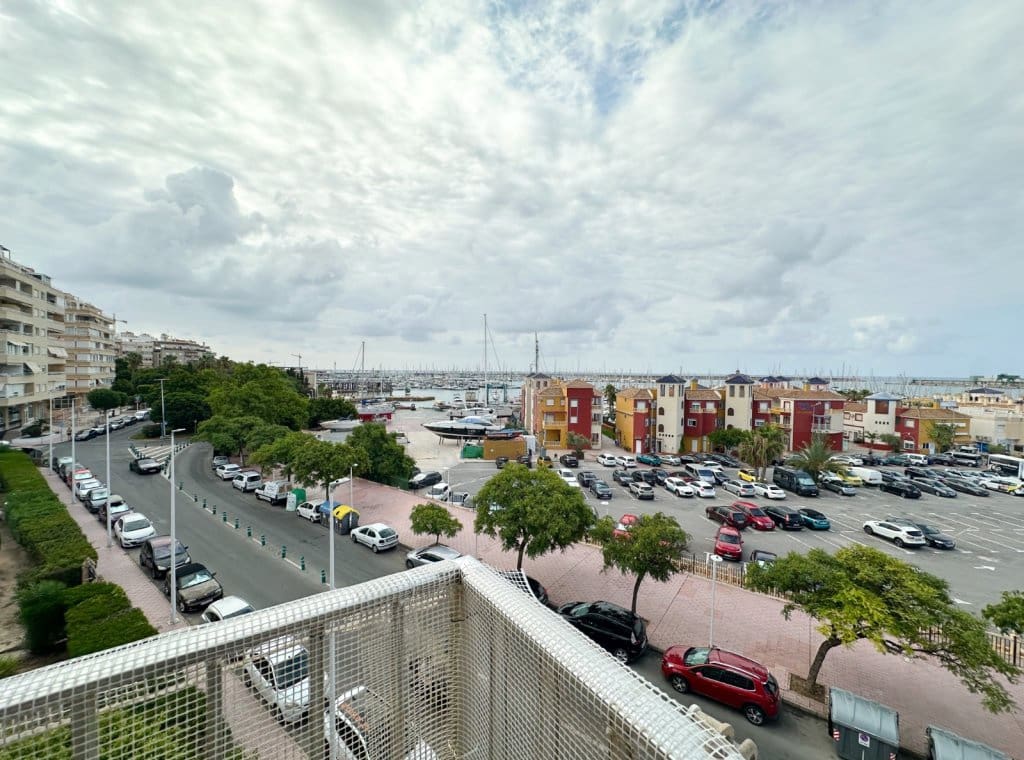 Appartement de 4 chambres à louer à Torrevieja avec piscine garage - 2 100 € (Ref: 9256611)