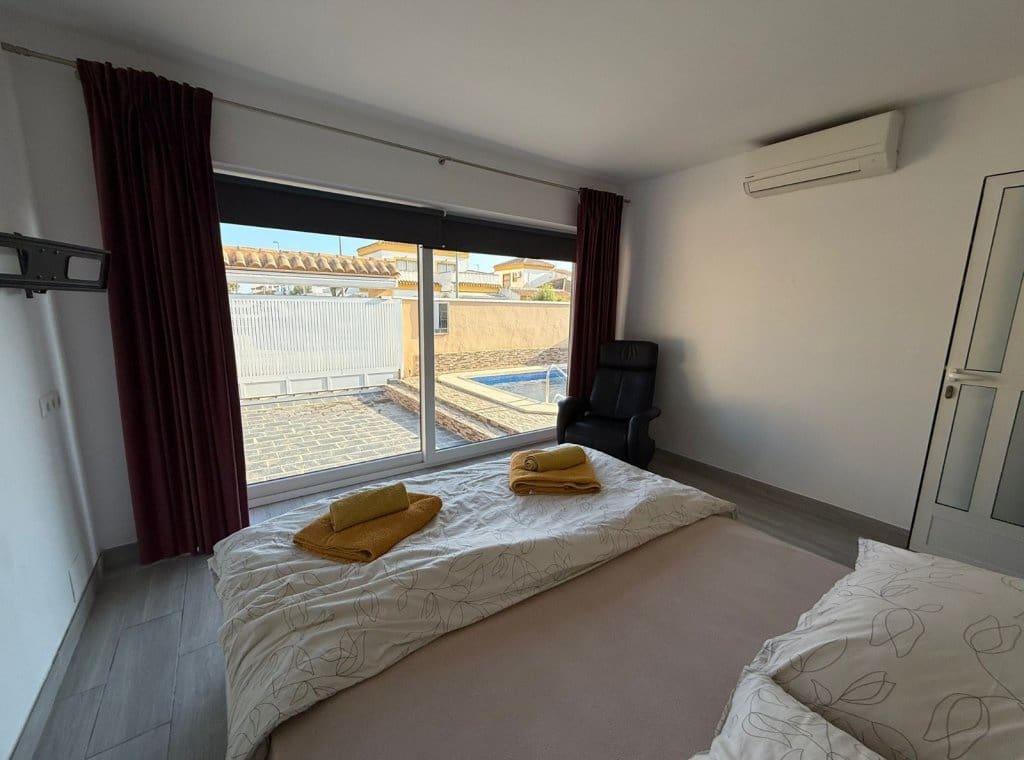 Casa de 3 habitaciones en Torre de la Horadada en alquiler con piscina - 2.000 € (Ref: 9262078)