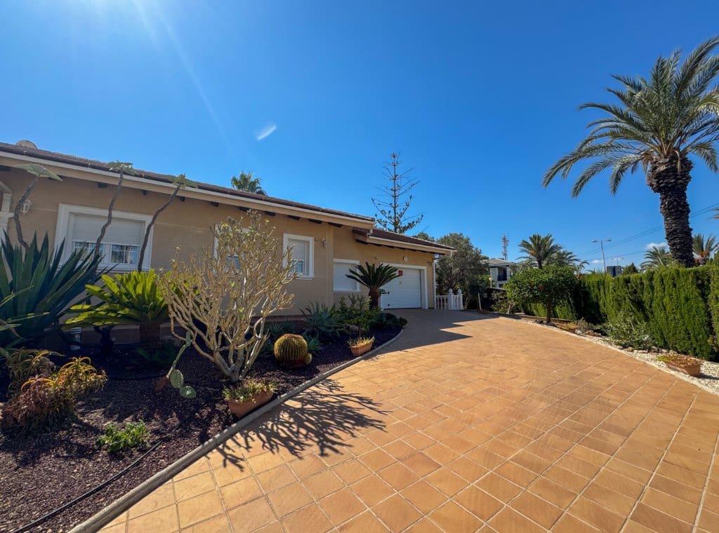 3 bedroom Villa for sale in Orihuela Costa with pool garage - € 1,700,000 (Ref: 9263897)