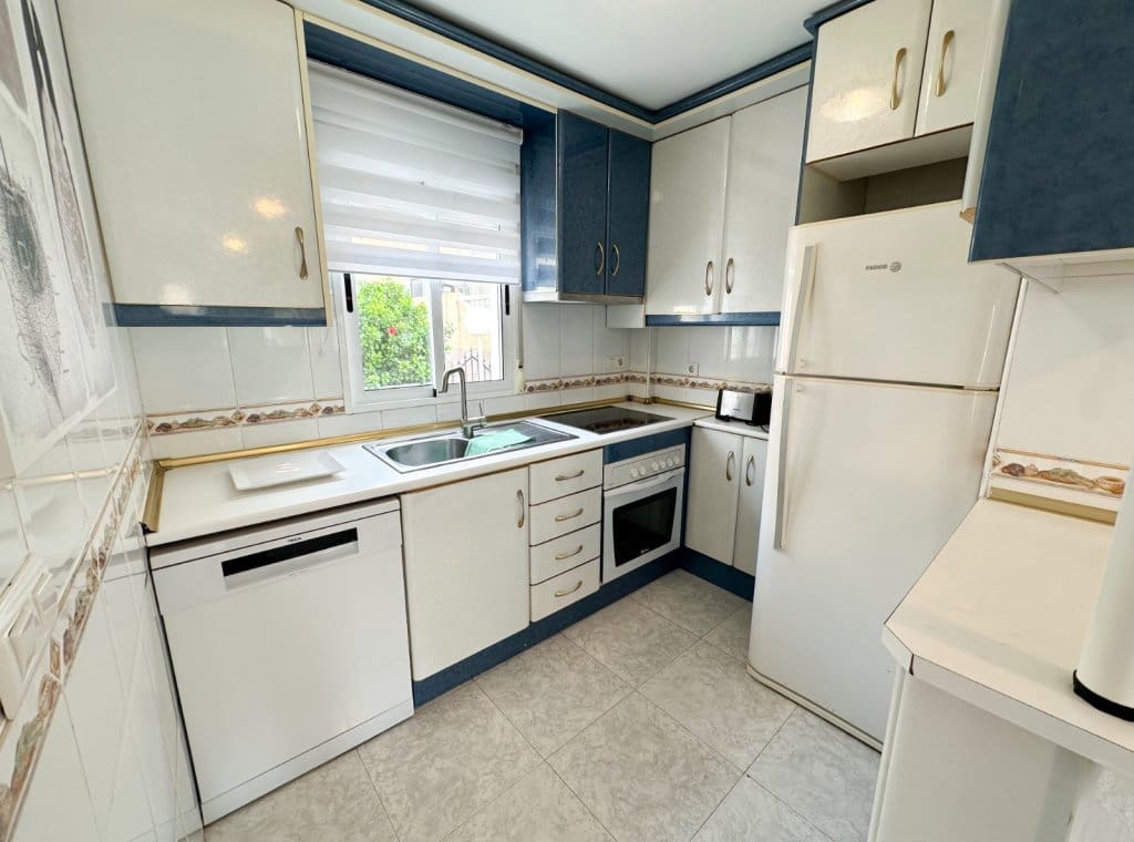 2 makuuhuone Huvila vuokrattavana paikassa Villamartin mukana uima-altaan 
autotalli - 1 100 € (Ref: 9312167)