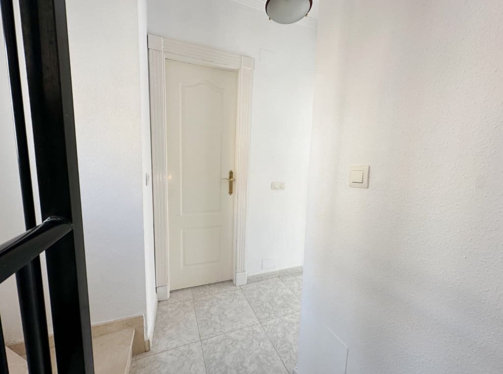 2 makuuhuone Huvila vuokrattavana paikassa Villamartin mukana uima-altaan 
autotalli - 1 100 € (Ref: 9312167)