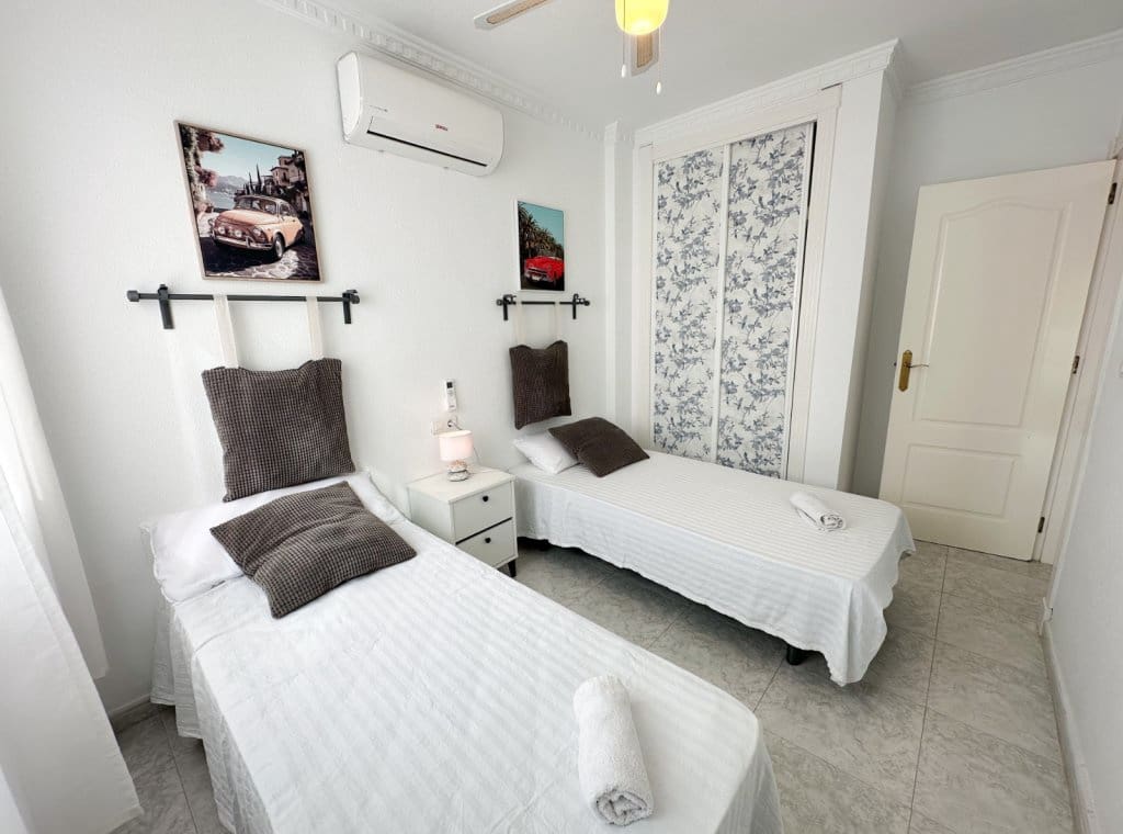 2 makuuhuone Huvila vuokrattavana paikassa Villamartin mukana uima-altaan 
autotalli - 1 100 € (Ref: 9312167)