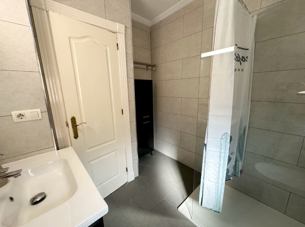 2 makuuhuone Huvila vuokrattavana paikassa Villamartin mukana uima-altaan 
autotalli - 1 100 € (Ref: 9312167)