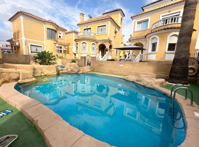 2 makuuhuone Huvila vuokrattavana paikassa Villamartin, Orihuela mukana uima-altaan - 1 100 € (Ref: 9312167)