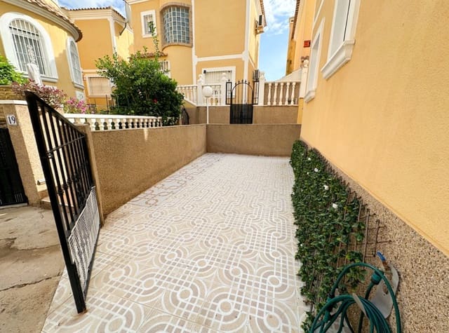 2 makuuhuone Huvila vuokrattavana paikassa Villamartin, Orihuela mukana uima-altaan - 1 100 € (Ref: 9312167)