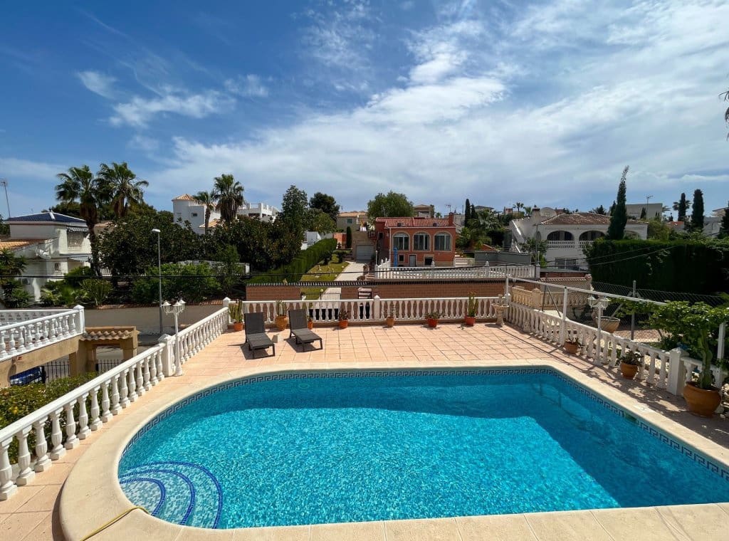 3 slaapkamer Villa te koop in Torrevieja met zwembad garage - € 365.000 (Ref: 9317019)