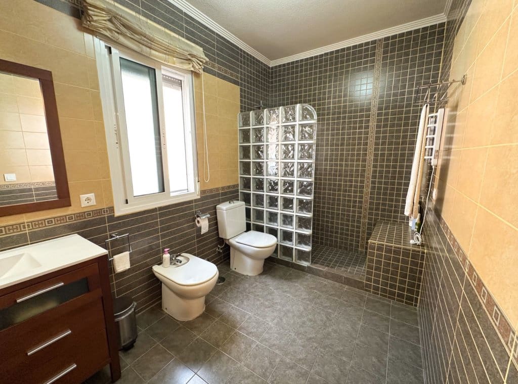 3 slaapkamer Villa te koop in Torrevieja met zwembad garage - € 365.000 (Ref: 9317019)