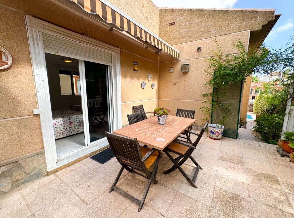 3 slaapkamer Villa te koop in Torrevieja met zwembad garage - € 365.000 (Ref: 9317019)