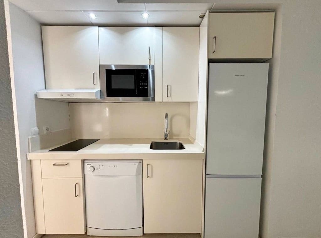 2 bedroom Penthouse for rent in Torrevieja with pool garage - € 750 (Ref: 9317022)