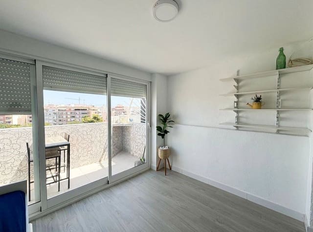 2 bedroom Penthouse for rent in Playa del Acequión, Torrevieja with pool garage - € 750 (Ref: 9317022)