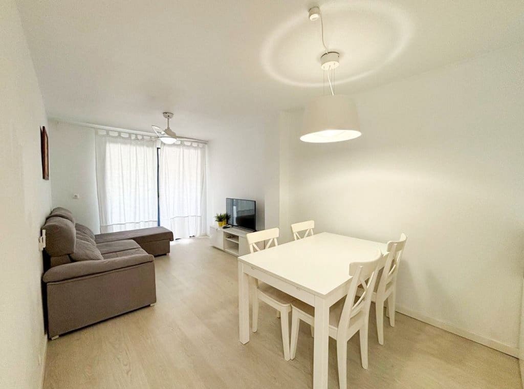 2 bedroom Penthouse for rent in Torrevieja with pool garage - € 750 (Ref: 9317022)