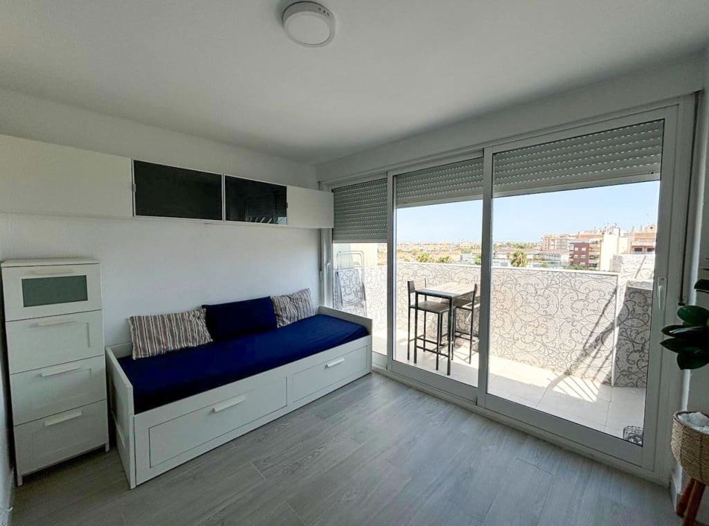 2 bedroom Penthouse for rent in Torrevieja with pool garage - € 750 (Ref: 9317022)