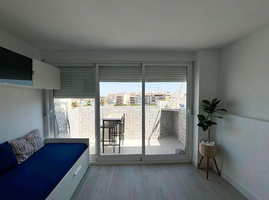 2 bedroom Penthouse for rent in Torrevieja with pool garage - € 750 (Ref: 9317022)