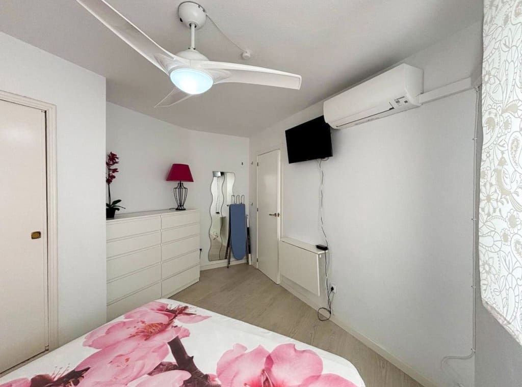 2 bedroom Penthouse for rent in Torrevieja with pool garage - € 750 (Ref: 9317022)