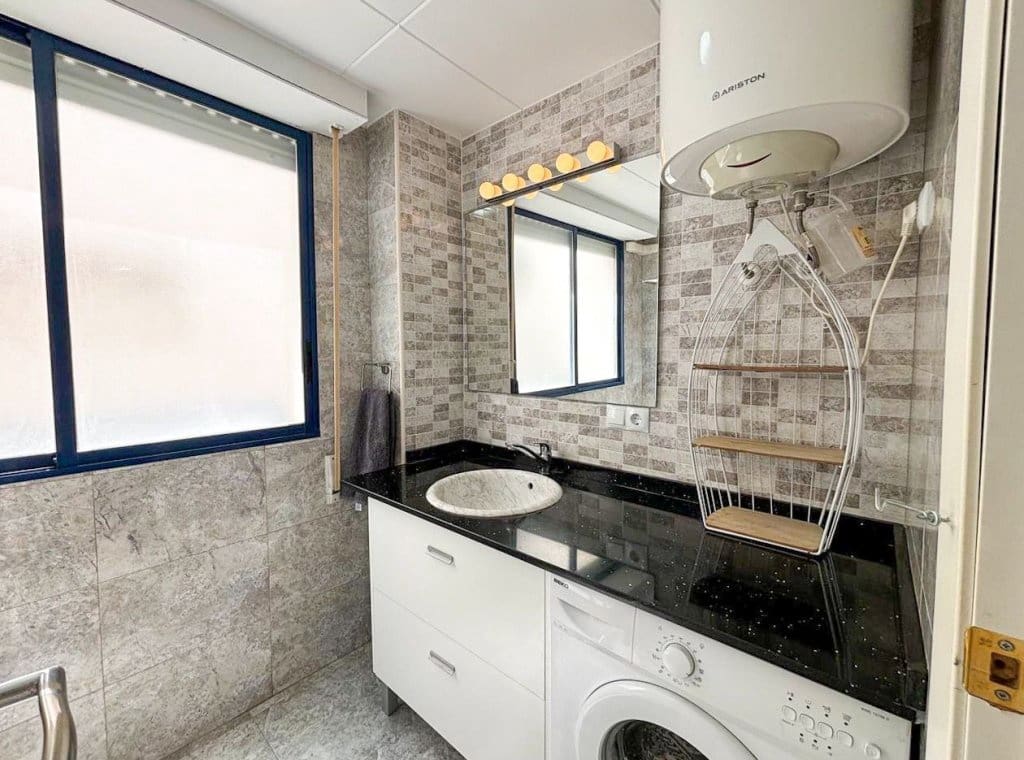 2 bedroom Penthouse for rent in Torrevieja with pool garage - € 750 (Ref: 9317022)