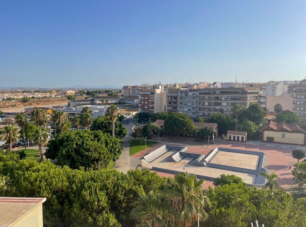 2 bedroom Penthouse for rent in Torrevieja with pool garage - € 750 (Ref: 9317022)
