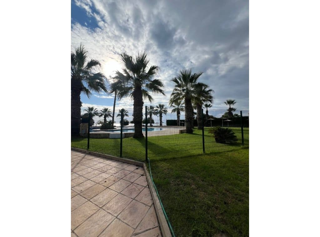 Appartement de 2 chambres à louer à Dehesa de Campoamor avec piscine garage - 1 000 € (Ref: 9317024)