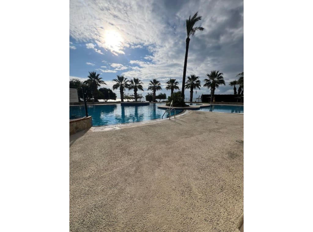 Appartement de 2 chambres à louer à Dehesa de Campoamor avec piscine garage - 1 000 € (Ref: 9317024)