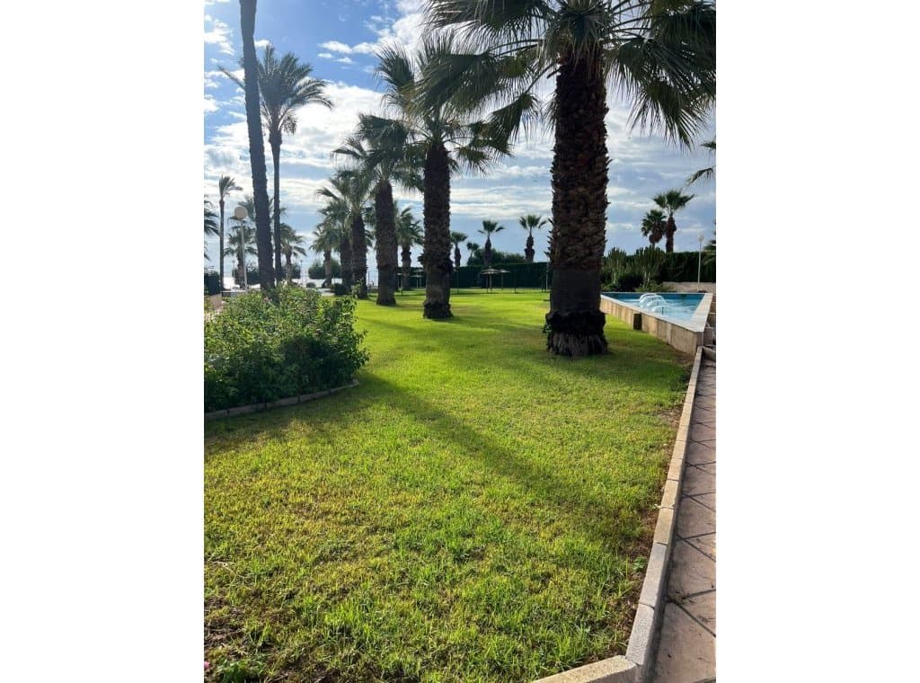 Appartement de 2 chambres à louer à Dehesa de Campoamor avec piscine garage - 1 000 € (Ref: 9317024)