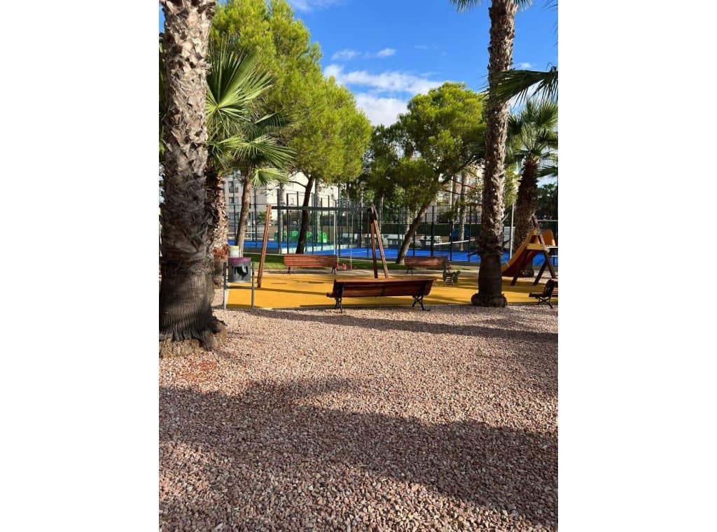 Appartement de 2 chambres à louer à Dehesa de Campoamor avec piscine garage - 1 000 € (Ref: 9317024)