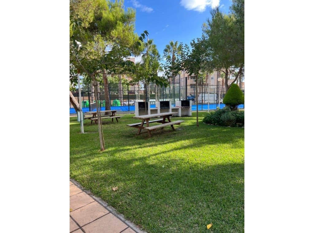 Appartement de 2 chambres à louer à Dehesa de Campoamor avec piscine garage - 1 000 € (Ref: 9317024)