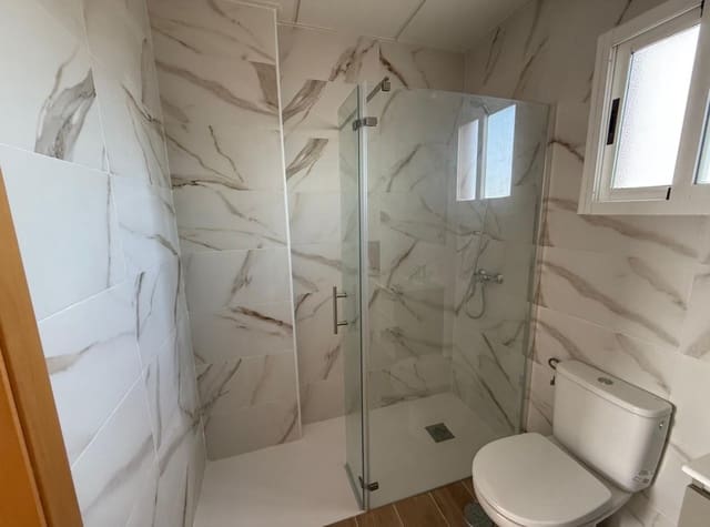 Penthouse de 2 chambres à louer à Punta Prima, Orihuela avec piscine garage - 900 € (Ref: 9320007)