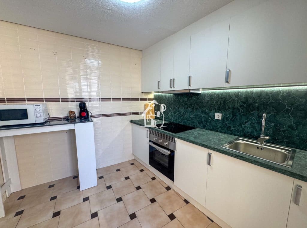 Appartement de 3 chambres à louer à Torrevieja - 975 € (Ref: 9329943)