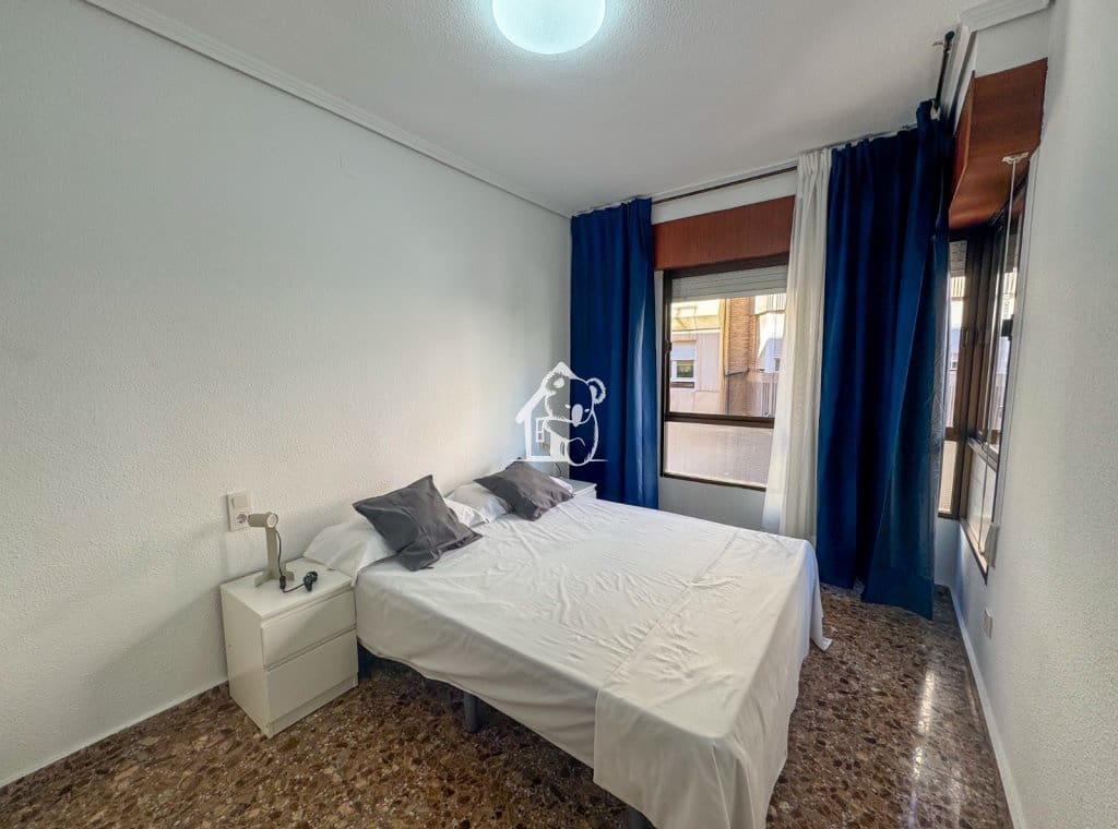 Appartement de 3 chambres à louer à Torrevieja - 975 € (Ref: 9329943)