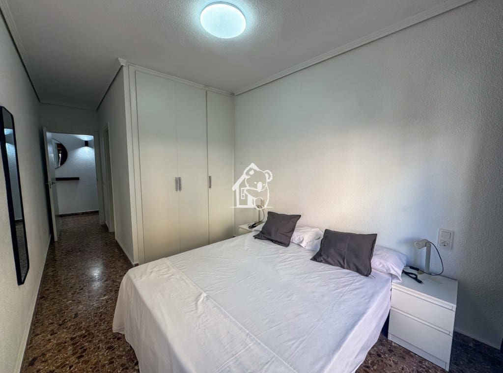 Appartement de 3 chambres à louer à Torrevieja - 975 € (Ref: 9329943)